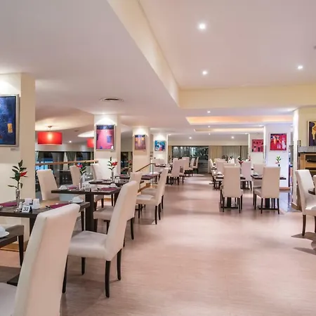 Deluxe Suites At Gardens Hotel