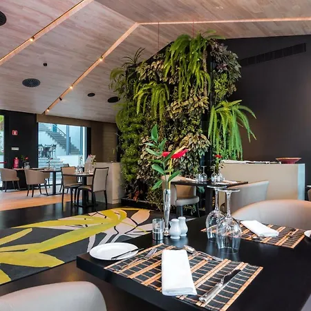 Deluxe Suites At Gardens Hotel 4*