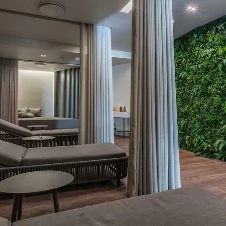 Hotel Deluxe Suites At Gardens 4*